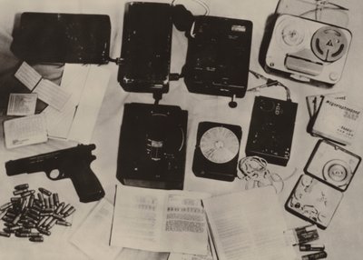 Utstyret til Sterzyk, agent for den amerikanske hemmelige tjenesten som ble arrestert da han prøvde å rekognosere .... (s/hvitt-bilde) av Photographer German