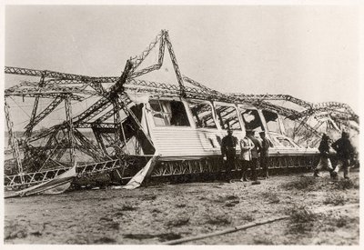 Ruinene av Zeppelin LZ10 "Schwaben" etter dens ødeleggelse 28. juni 1912 (s/hvitt-bilde) av Photographer German
