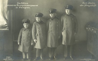 Sønnene til kronprins Wilhelm av Tyskland i militæruniform (s/hvitt bilde) av Photographer German