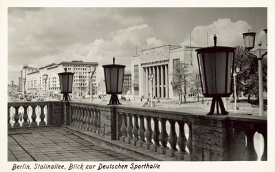 Utsikt over Deutsche Sporthalle, Stalinallee, Øst-Berlin, c1950-tallet (s/hvitt-bilde) av Photographer German