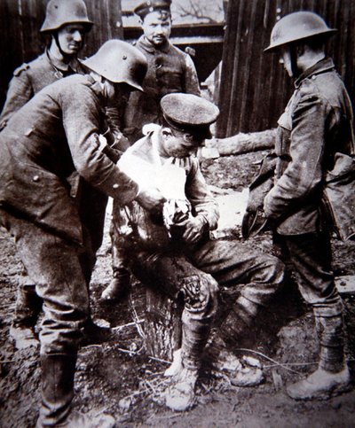 Tysk helsevesen under første verdenskrig tok seg av en såret britisk soldat på vestfronten av Photographer German