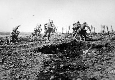 Tyske stormtropper fra første verdenskrig rykker frem mot Sedan med sekker med granater slengt rundt halsen, vestfronten av Photographer German