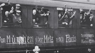 Tyske tropper fra første verdenskrig drar til fronten i en jernbanevogn med meldingen 'Fra München via Metz til Paris', september 1914 (s/hv-bilde) av Photographer German