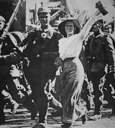 Tyske tropper fra første verdenskrig som marsjerer til krig, tunikaene og riflene deres pyntet med blomster fra den jublende folkemengden av Photographer German