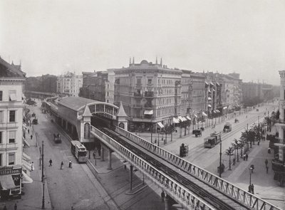 Wiener Strasse med forhøyet togstasjon (s/hv-bilde) av Photographer German