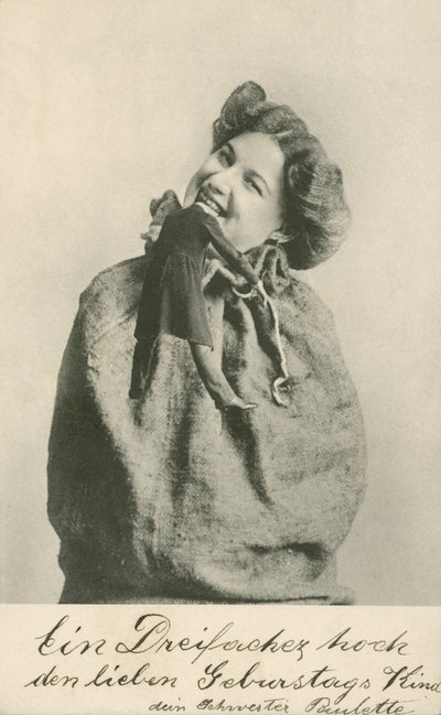 Kvinne som biter hodet av en dukke (s/hvitt-bilde) av Photographer German