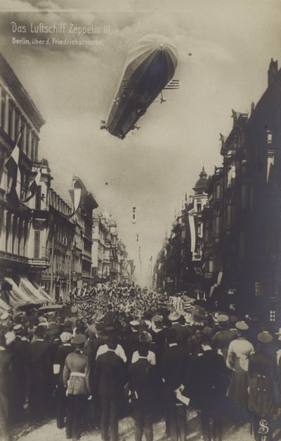 Zeppelin LZ III flyr over Friedrichstrasse, Berlin (s/hv-bilde) av Photographer German