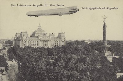 Zeppelin LZ III flyr over Berlin (s/hvitt bilde) av Photographer German