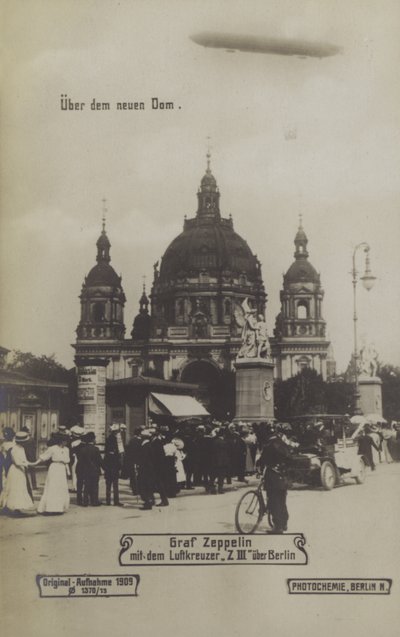 Zeppelin LZ III flyr over Berlin-katedralen av Photographer German