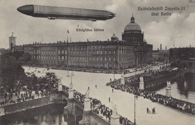 Zeppelin LZ III flyr over City Palace, Berlin (s/hv-bilde) av Photographer German
