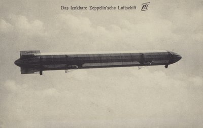 Zeppelin LZ III under flyging (s/hvitt bilde) av Photographer German