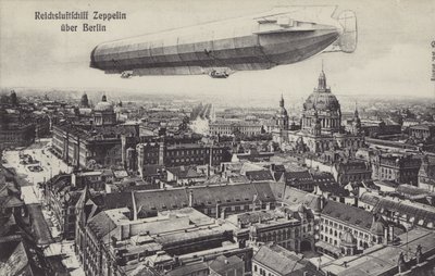 Zeppelin-luftskip som flyr over Berlin (s/hv-bilde) av Photographer German