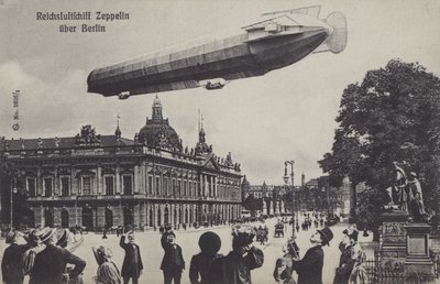 Zeppelin-luftskip som flyr over Berlin (s/hv-bilde) av Photographer German