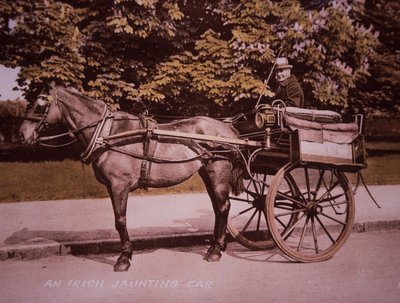 An Irish Jaunting Car, ca. 1910 (håndfarget sort/hvitt-bilde) av Photographer Irish