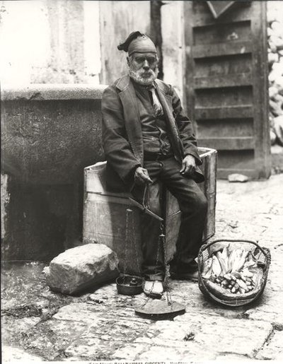 En fiskeselger, fra "Livet i Palermo" (s/hvitt-bilde) av Photographer Italian