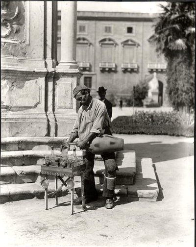 En vannselger, fra "Livet i Napoli" (s/hvitt-bilde) av Photographer Italian