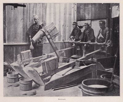 Avskalling av ris eller lage rismel med en rispund, Japan (s/hvitt-bilde) av Photographer Japanese