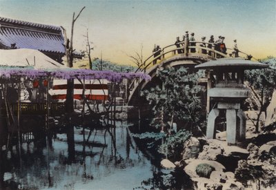 Japan, ca. 1912: Kameido-tempelet kjent for Wisteria-blomstring i mai og Drum Bridge i groung (bilde) av Photographer Japanese
