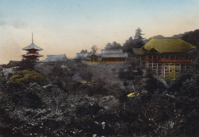 Japan, ca. 1912: Kiyomizu-tempelet er kjent for sin hengende scene på kanten av stupet og en femutsikt over byen Kyoto (bilde) av Photographer Japanese