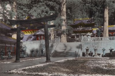 Japan, ca. 1912: Mausoleet og det er bakken for den første Shogun, Iyeyasu fra Tokugawa-dynastiet, nesten 300 år gamle Nikko (bilde) av Photographer Japanese