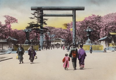 Japan, ca. 1912: The Enormous Bronze Torii for Shokonsha eller ånd som påkaller helligdom for døde soldater i nasjonale problemer, Tokyo (bilde) av Photographer Japanese