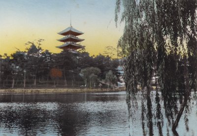 Japan, ca. 1912: Utsikt over pagoden ved Nara fra Sarusawa-dammen (bilde) av Photographer Japanese