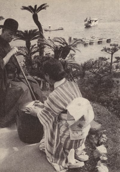 Japansk forretningsmann og sekretæren hans tar stenografiske notater (s/hvitt-bilde) av Photographer Japanese