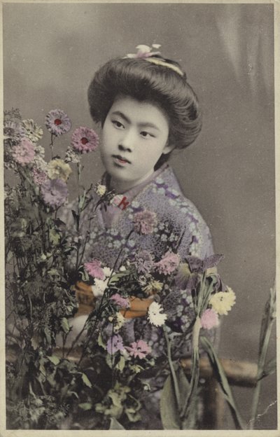 Japansk jente med blomster (farget bilde) av Photographer Japanese