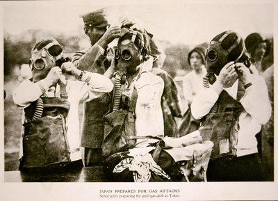 Japanske skolejenter i Tokyo forbereder seg på en luftangrepsøvelse mot gass av Photographer Japanese
