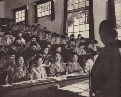 Unge japanske kvinner i sitt siste år ved kvinneuniversitetet i Tokyo (s/hvitt bilde) av Photographer Japanese