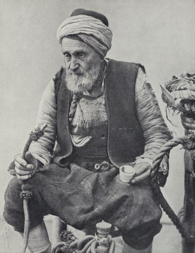 Bonde som røyker vannpipe, Izmir, Tyrkia (s/hvitt bilde) av Photographer Turkish