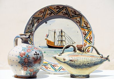 Gjenstander utstilt på Museum of Vietrisi Ceramics, Vietri sul Mare, Campania, Italia av Blaise Nicolas Le Sueur