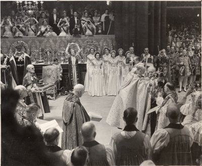 Hertuginne Mary, med kronen i luften og hyller dronning Elizabeth II ved kroningen av Blaise Nicolas Le Sueur