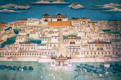 Freske som viser byen i Ganden Sumtsenling kloster (gompa), Zhongdian (på tibetansk Gyalthang, omdøpt i 2001 til Shangri-La av den kinesiske regjeringen for å fremme turisme i dette området av det tibetanske høyplatået), Yunnan-provinsen, Kina av Blaise Nicolas Le Sueur