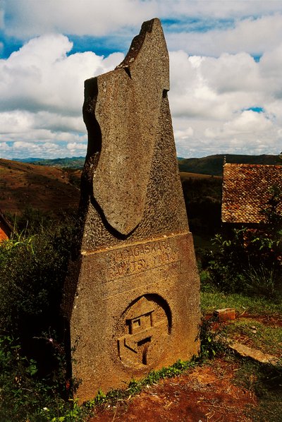 Stele som viser Madagaskar, Ambohimanga, Madagaskar av Blaise Nicolas Le Sueur