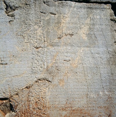 Vegg med inskripsjoner nær Apollo-tempelet, Delphi (Unescos verdensarvliste av Blaise Nicolas Le Sueur