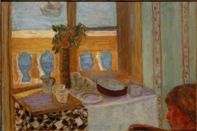 Interiør på balkongen / Lyst interiør / Kvinne nær et vindu / Vindu åpent mot havet (Antibes) av Pierre Bonnard