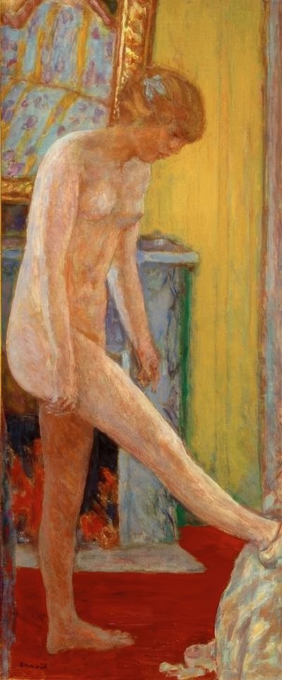 Naken jente foran peisen av Pierre Bonnard
