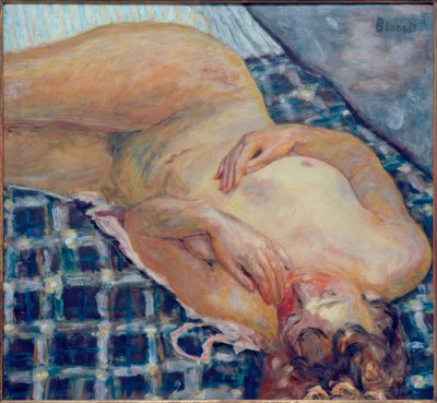 Tilbakelent naken, hvit og blårutet bakgrunn av Pierre Bonnard