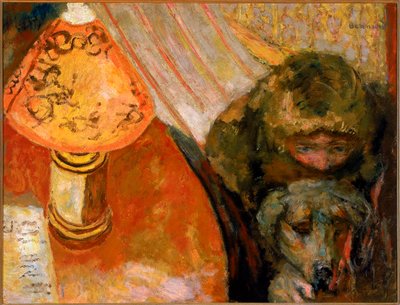 Maleri av et interiør opplyst av lampelys av Pierre Bonnard