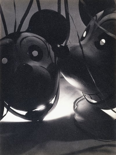 Mikke Mus-ballonger, ca. 1932 (gelatinsølvtrykk, på Gevalux-papir) av Pierre Dubreuil