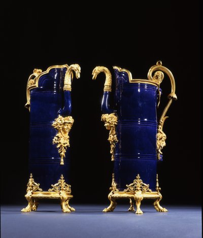To kanner, ca. 1767 (porselen med bronsekant) av Pierre Gouthière