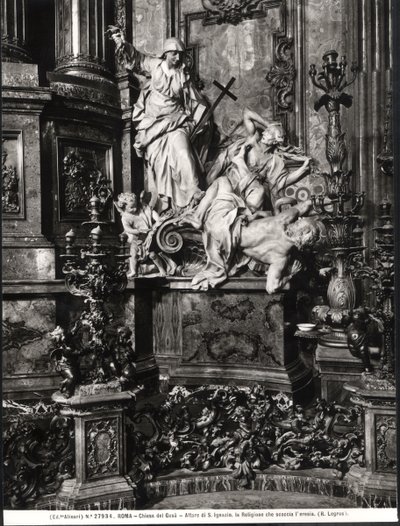 Alteret til St. Ignatius av Loyola, detalj om den katolske sannhetens seier over kjetteri (marmor) (s/hvitt-bilde) av Pierre Legros