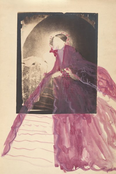 [La Comtesse ved bordet med hånd til ansikt], 1860-tallet. av Pierre Louis Pierson