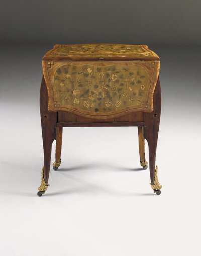 Louis XV-kommode, ca. 1765-70 (ormolu-montert tulipanved, platan, amaranth og marquetry) (se også 463004, 465390 og 465391) av Pierre Roussel