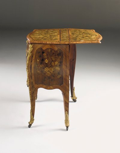Louis XV-kommode, ca. 1765-70 (ormolu-montert tulipanved, platan, amaranth og marquetry) (se også 463003, 463004 og 465391) av Pierre Roussel