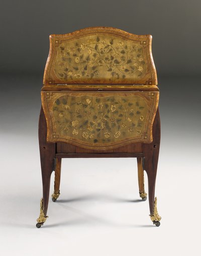Louis XV-kommode, ca. 1765-70 (ormolu-montert tulipanved, platan, amaranth og marquetry) (se også 463003, 465390 og 465391) av Pierre Roussel