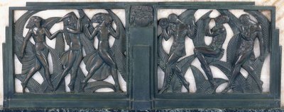 En frise som viser tre klassiske dansende jenter og tre musikere, ca. 1910-1935 (patinert bronse, stripet hvit marmor, grønn marmorsokkel) av Pierre le Faguays