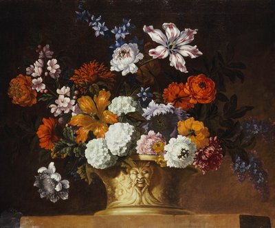 Tulipaner, snøballer og andre blomster i en skulpturert urne på en avsats av Pieter Casteels