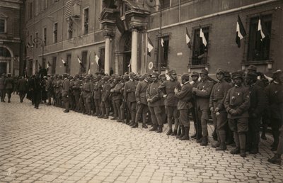 Album "The GM R. Army (1. verdenskrig)": militære tropper i en gate i byen Ravenna festlig dekorert med tricolor på vinduene (s/h foto) av Pietro Bezzi